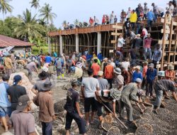 Ratusan Masyarakat Dermakan Tenaga Menegakkan Asrama Putra MTI Tanjung Barulak