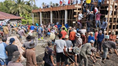 Ratusan Masyarakat Dermakan Tenaga Menegakkan Asrama Putra MTI Tanjung Barulak