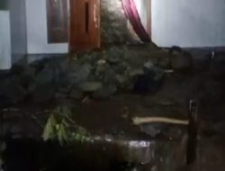 Banjir dan Longsor di Agam, Beberapa Jalan Tertimbun Sejumlah Rumah Rusak Dihantam Longsor.
