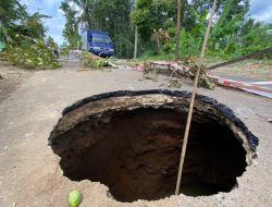Jalan Batusangkar – Situjuah Amblas, Ada Lubang Sedalam 3 Meter