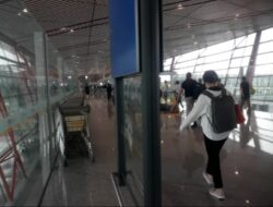 Delapan Jam ke Beijing, Menggerumas Perut Saya