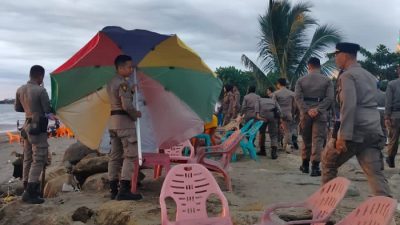 Pol PP Susuri Pantai Padang Cegah Payung Ceper