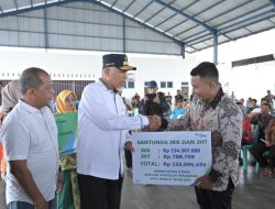 Peduli Nelayan, Gubernur Mahyeldi Serahkan Jaminan Sosial dan Bantuan Peralatan Tangkap