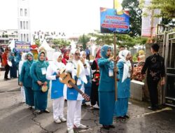 Bupati Bersama Ketua Tim Penggerak PKK Tanah Datar Beri Semangat