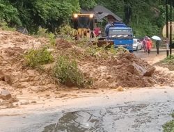 Jalan Nasional di Batang Kapas Tertimbun Longsor