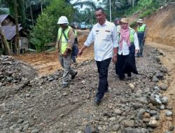 Bupati Pesisir Selatan Tinjau Pembangunan Jalan di Batu Bakawik