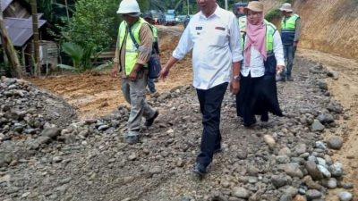 Bupati Pesisir Selatan Tinjau Pembangunan Jalan di Batu Bakawik