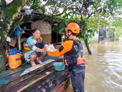 Dari DDS, Nasi Bungkus Hangat Untuk Korban Banjir