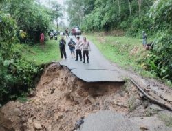 Jalan Muaro Sijunjung – Silokek Putus Akibat Longsor
