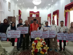 Gubernur Sumbar Serahkan Dana Pembinaan Atlet KONI Sumbar