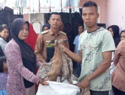 Pemnag Sago Salido Serahkan Bantuan Itik Petelur kepada Masyarakat Miskin