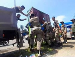 Pol PP Tertibkan Puluhan Lapak PKL di Padang