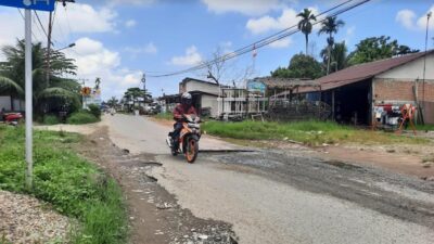 Lubang Besar Menganga Jadi Ancaman Pengguna Jalan ke RSUD Sungai Sapih
