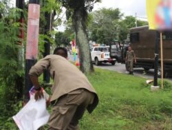 Satpol PP Padang Tertibkan Reklame Tak Berizin