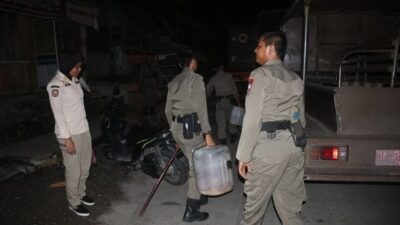 Satpol PP Padang Amankan Dua Jeriken Tuak di Padang Timur