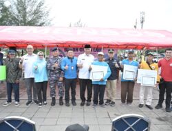 Gubernur Mahyeldi Siapkan Hadiah Umrah bagi Nelayan Pengumpul Sampah Terbanyak di Pantai Padang