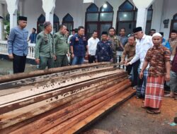 Gubernur Mahyeldi Serahkan Kayu Tak Bertuan Temuan Dishut Sumbar untuk Pembangunan Dua Masjid
