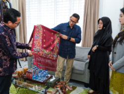 Menparekraf dan Wamenaker Mengapresi Karya Emi Arlin