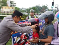 Kapolresta Pekanbaru Bagikan Helm Gratis untuk Pengendara
