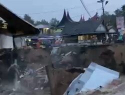 Banjir di Padang Pariaman: Dua Rumah Ambruk dan Satu Truk Hanyut 