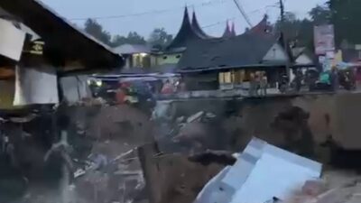 Banjir di Padang Pariaman: Dua Rumah Ambruk dan Satu Truk Hanyut 