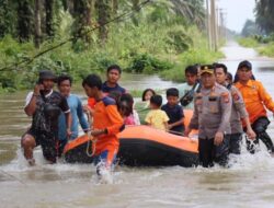 Kapolres Pasaman Barat Terjun ke Lapangan Bantu Korban Banjir