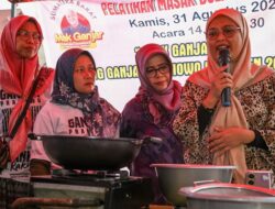 Dorong Peran Perempuan Tingkatkan Ekonomi Keluarga, Mak Ganjar Latih Kaum Ibu Buat Bola Ayam Krispi