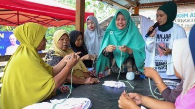 Dorong Kemandirian Ekonomi, Mak Ganjar Sumbar Ajak Kaum Ibu Berkarya Lewat Pelatihan Merajut