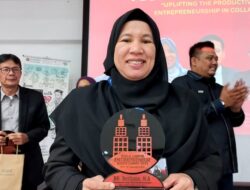 Membanggakan! Mudir Pesantren KAUMAN Derliana Raih Penghargaan Luar Negeri