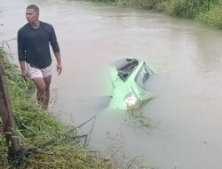 Mobil Masuk Sungai di Sikabau Pasbar, Dua Orang Meninggal