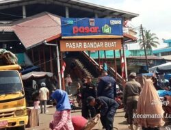 Pol PP Bantu Dinas Perdagangan Tertibkan Pasar Bandar Buat