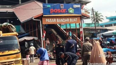 Pol PP Bantu Dinas Perdagangan Tertibkan Pasar Bandar Buat