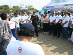 Ikuti BUMN Environmental Movement, Milenial Semen Padang Bersihkan Pantai Padang