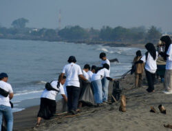Nur Anita : Semen Padang Mendukung Gerakan Bersih-bersih Pantai
