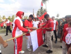Jelang HUT RI Kesbangpol Payakumbuh Bagi-bagi Bendera Untuk Masyarakat