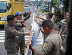 Tegakkan Perda , Satpol PP Padang Panjang Tertibkan Sejumlah Baliho