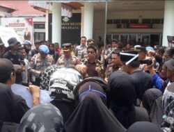 Ribuan Warga Kepung Kantor Kejari Dharmasraya Minta Hentikan Penyidikan Kasus Dana Hibah