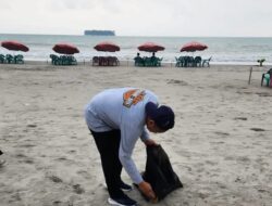 BPJS Ketenagakerjaan Padang Pariaman Bersihkan Pantai Gandoriah