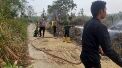 Petugas Padamkan Api di Lahan Sawit Sungai rumbai