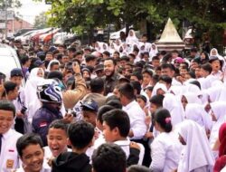 Lambaian Tangan Ribuan Warga Iringi Perjalanan Purnatugas Fadly-Asrul