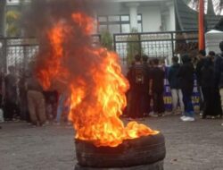 Puluhan Mahasiswa di Padang Demo Tolak Putusan MK