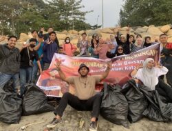 Peduli Lingkungan, Orang Muda Ganjar Bersih-bersih Pantai Padang