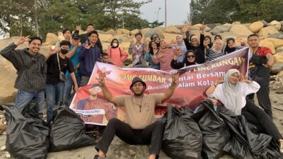 Peduli Lingkungan, Orang Muda Ganjar Bersih-bersih Pantai Padang