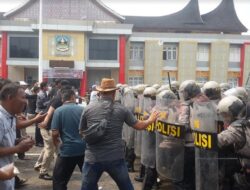 Puluhan Massa “Bentrok” dengan Polisi di Halaman Kantor Bupati Dharmasraya