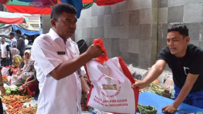 500 Paket Sembako Presiden Disalurkan untuk Pedagang Pasar Pariaman