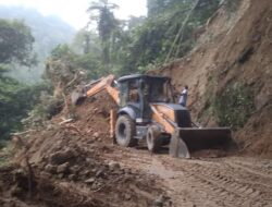 15 Jam Tertimbun Longsor, Jalan Talamau Sudah Bisa Dilalui