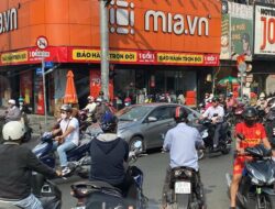 Ho Chi Minh Ramai Sepeda Motor di Siang Hari, Hangatnya Kopi di Malam Hari