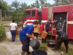 Kekeringan, Walinagari Koto Padang Salurkan Air Bersih untuk Warga