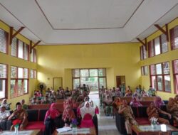 Nevi Zuairina Antarkan Bantuan ke Panti Werdha Padang Pariaman
