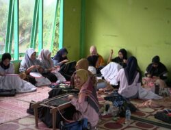 BDI Padang dan Koperindag Agam Latih Gen Milenial Agam Hiasan Jahit Tangan